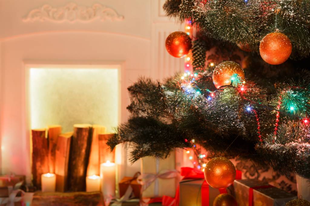 Árvore de Natal - Quanto montar Christmas room interior design, decorated tree in garland lights