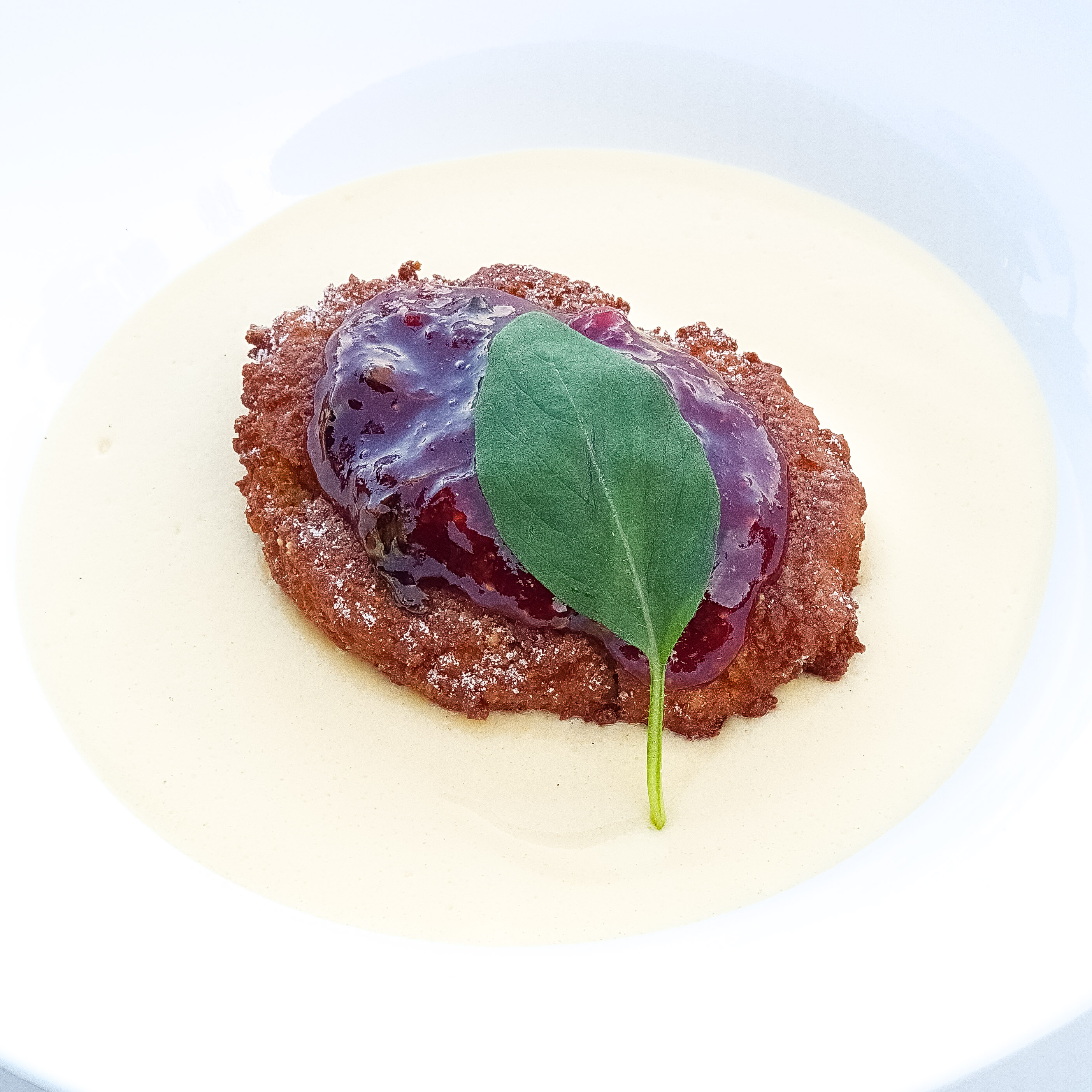 Rabanada com creme ingles e geleia de morango