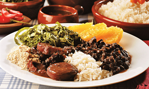 Feijoada. Talvez não seja o prato mais paulistano de todos os tempos, porém, a tradição de sempre ter feijoada às quartas e sábados é quase uma religiosidade. Do boteco da esquina ao restaurante Dinho's, esses dias são especiais, pois oferecem opções que vão da "light" (com linguiça, carne-seca, lombo e costela) até a completa (com pés, rabo, orelha e o que mais você quiser). Feijoada. Talvez não seja o prato mais paulistano de todos os tempos, porém, a tradição de sempre ter feijoada às quartas e sábados é quase uma religiosidade. Do boteco da esquina ao restaurante Dinho's, esses dias são especiais, pois oferecem opções que vão da "light" (com linguiça, carne-seca, lombo e costela) até a completa (com pés, rabo, orelha e o que mais você quiser).