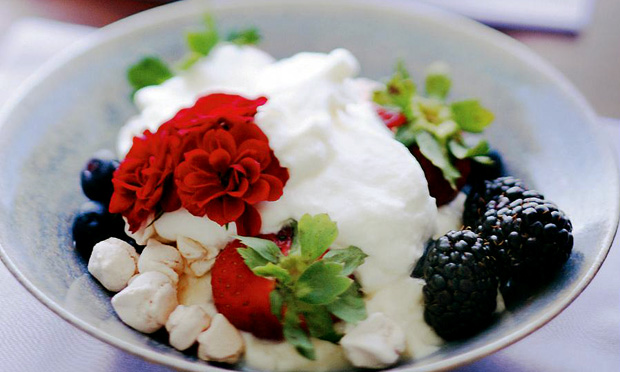 receita-meringa-com-frutas-minirrosas-vermelhas receita-meringa-com-frutas-minirrosas-vermelhas-1