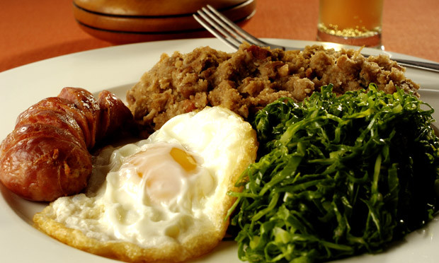 Virado à paulista.  Depois da coxinha, se você perguntar para qualquer habitante da capital qual o prato mais comum, a resposta vai ser o virado à paulista. Porque é uma refeição realmente completa: arroz, feijão, ovo, banana, bisteca e linguiça.