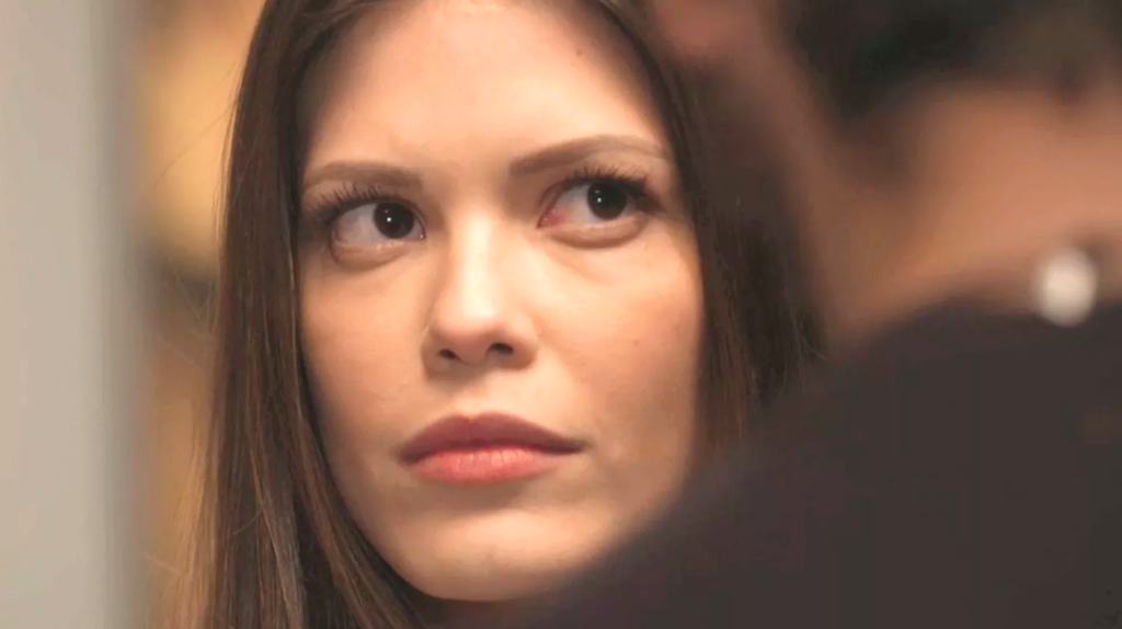 Cris mistura passado com presente e é internada em ‘Espelho da Vida’