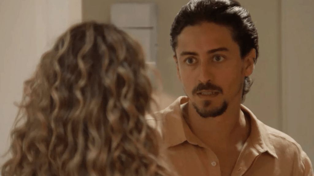 Jerônimo rouba beijo de Manu na frente de João em ‘Verão 90’