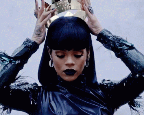 Em vídeo, Rihanna responde comentários sobre seu peso