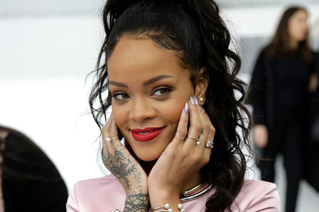 Após foto de briga com namorado, Rihanna dá resposta inesperada na web