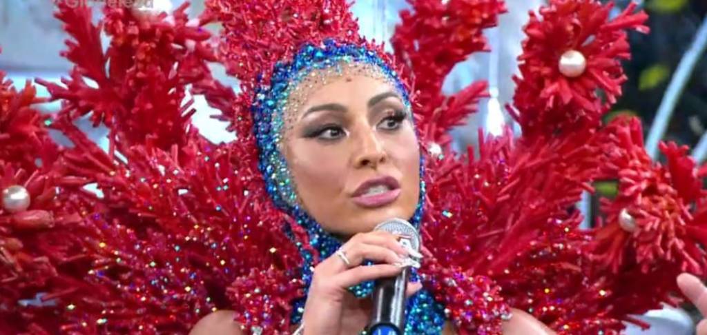 Sabrina Sato dribla probleminhas e reina sozinha na Gaviões