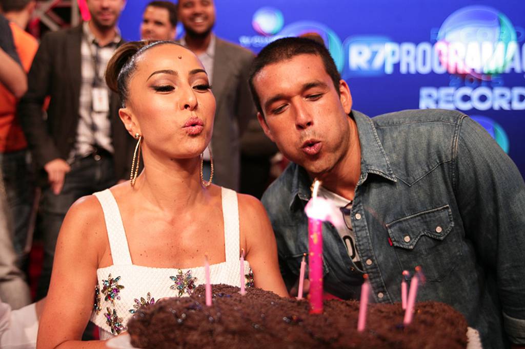 Sabrina Sato se emociona em festa de aniversário surpresa