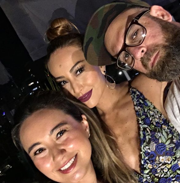 Sabrina Sato e a irmã Karina com o amigo Paulinho Nunes Sabrina Sato e a irmã Karina com o amigo Paulinho Nunes
