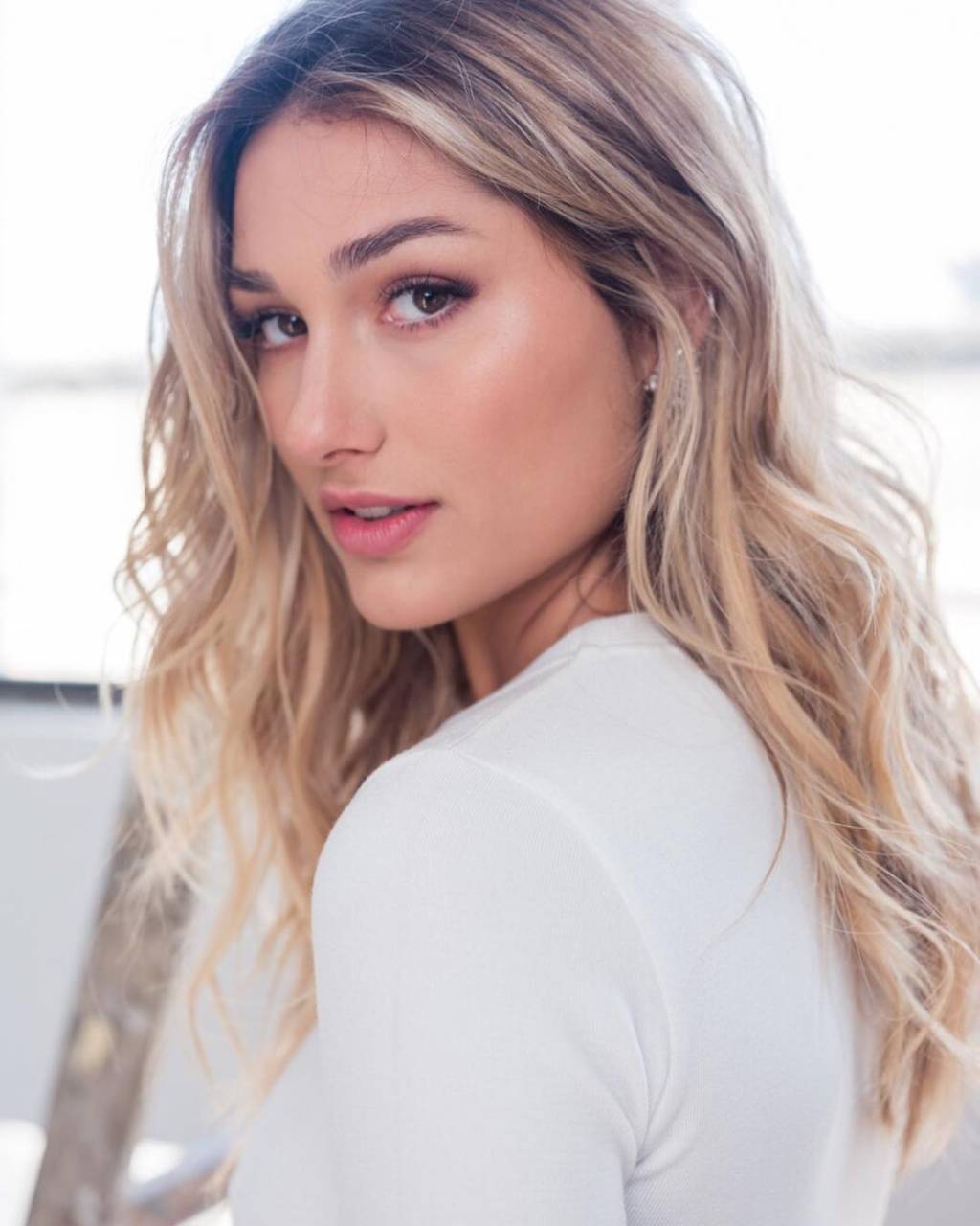 Com look autêntico, Sasha posta foto inédita do seu casamento