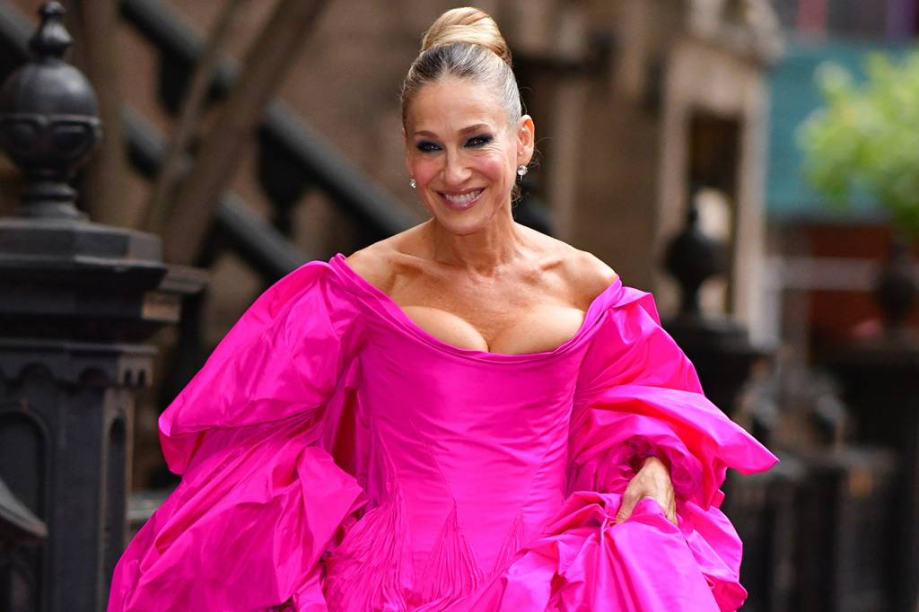 De pink, Sarah Jessica Parker repete tendência usada por Carrie Bradshaw