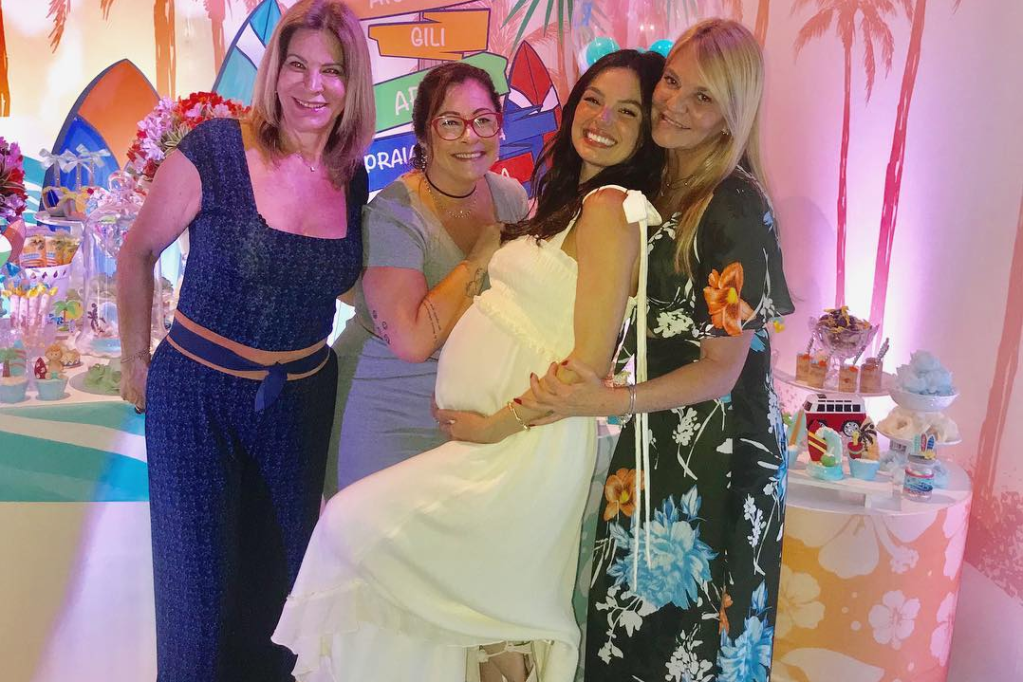 Isis Valverde faz chá de bebê com tema inusitado e decoração divertida