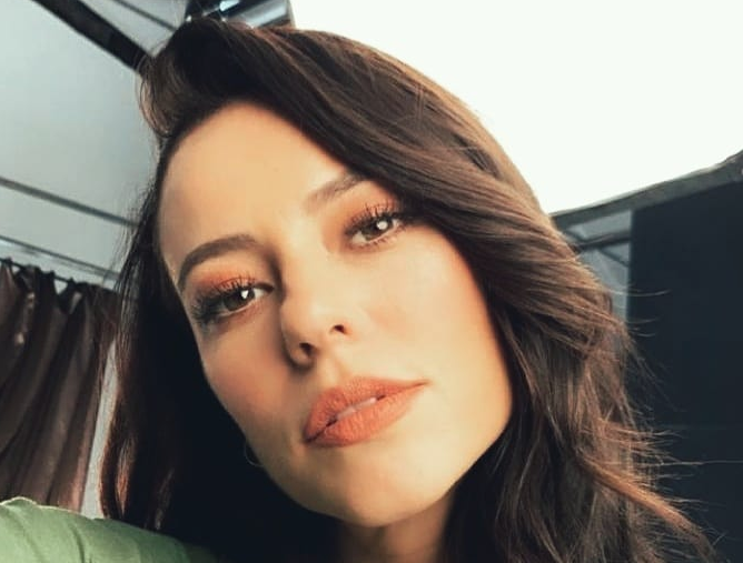 Paolla Oliveira monta look todo branco com espartilho por cima do vestido