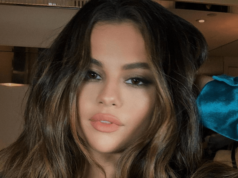 Chique e confortável, Selena Gomez brilha com conjunto turquesa em evento
