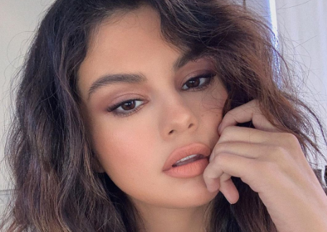 Selena Gomez decorou as unhas com estrelas e nós queremos copiá-la já