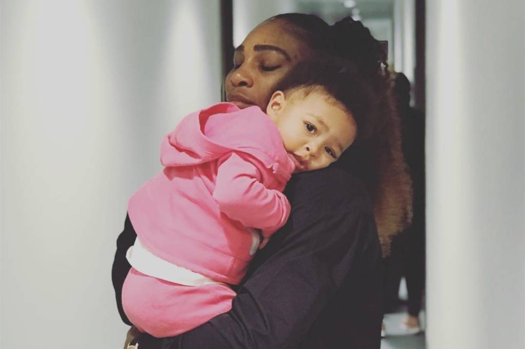 Serena Williams posta foto com filha e fala sobre significado das tranças