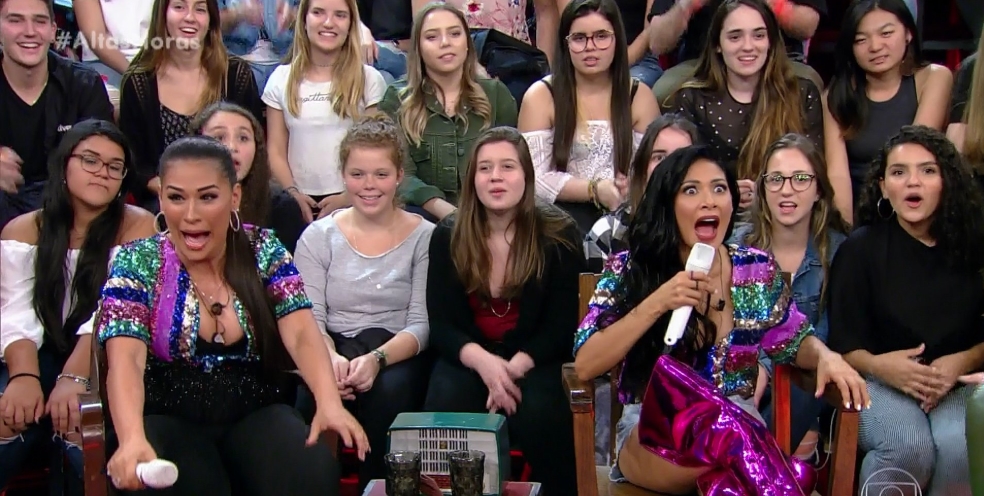 Afiada, Simone faz pergunta impagável para Laura Muller no ‘Altas Horas’