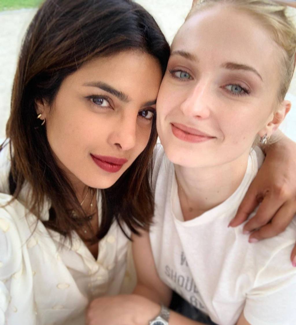 Priyanka Chopra e Sophie Turner usaram o mesmo look de formas diferentes