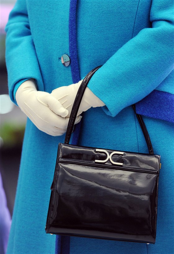 Bolsa preferida da Rainha Elizabeth stuart-c.-wilson-getty-images
