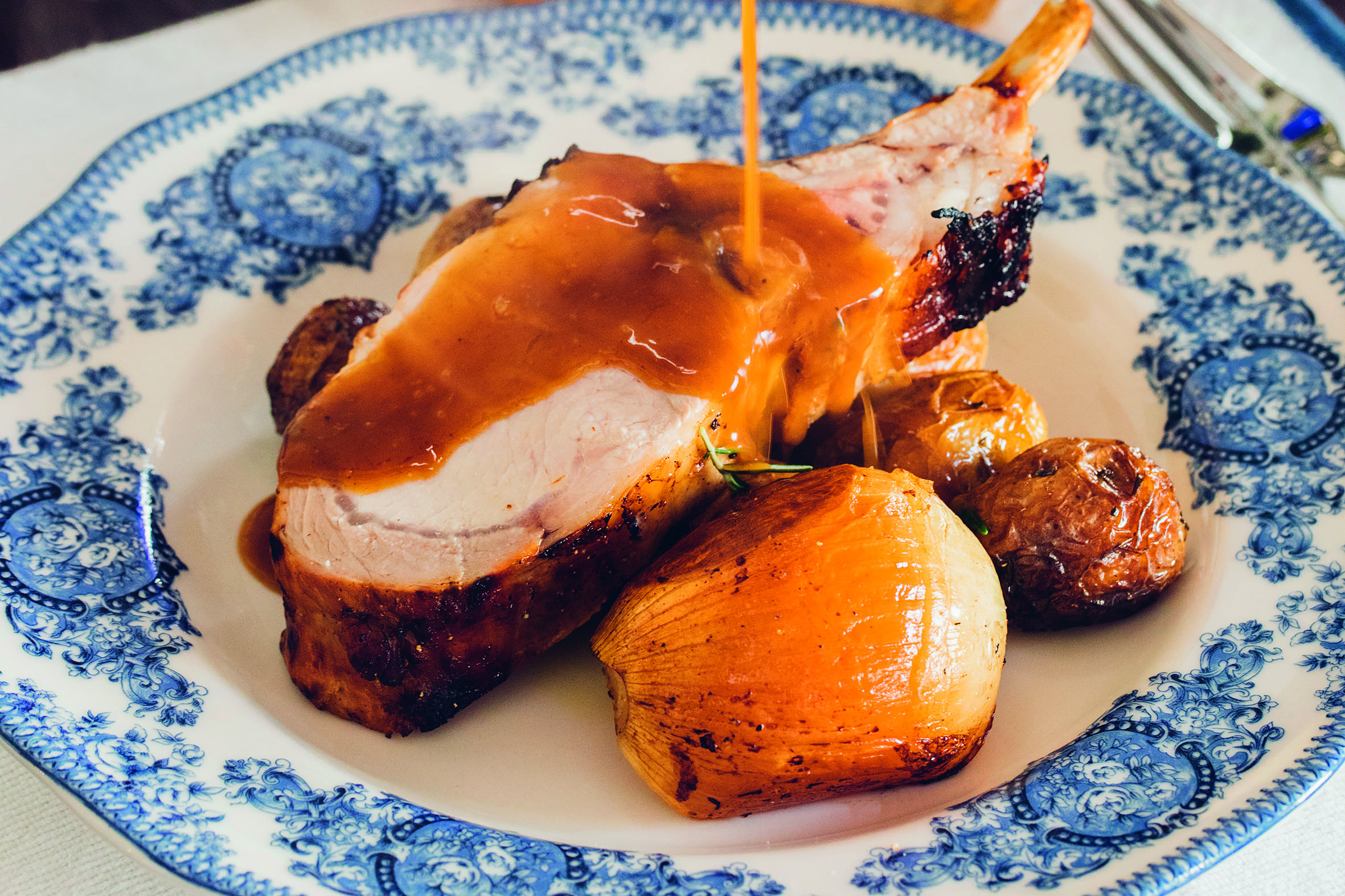 Prato, Blue Gardenia; taça, Open Box 2; jogo americano, Divino Espaço; copo, Atelier Muriqui de Cerâmica