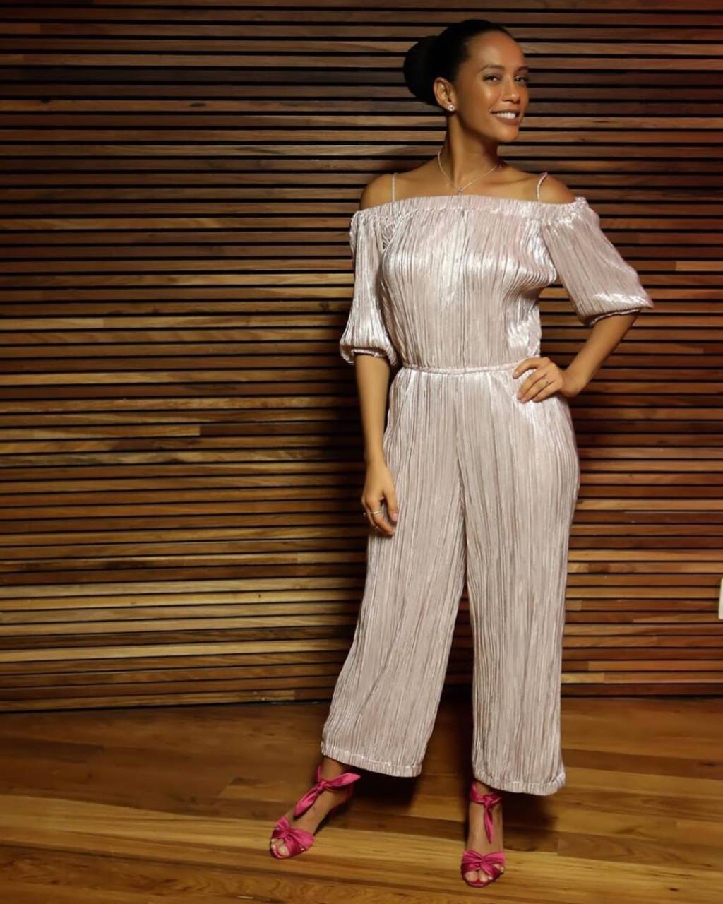 20 looks com macacão para usar em um casamento tais-araujo-macacao-prateado