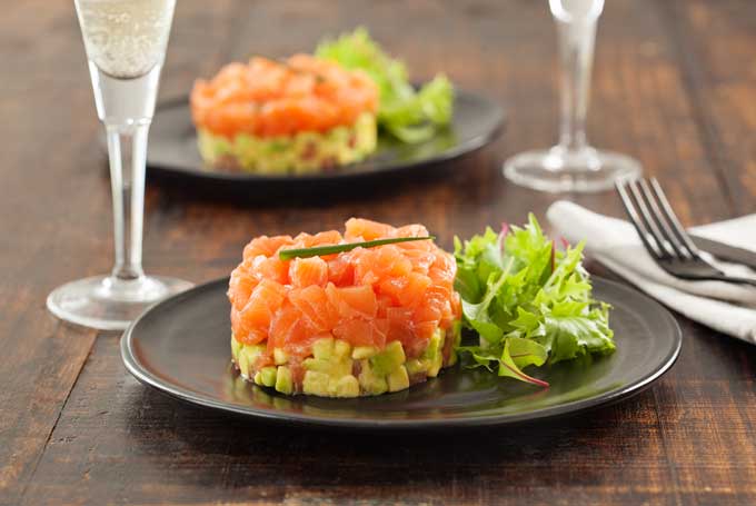 Tartar de salmão com abacate e gergelim