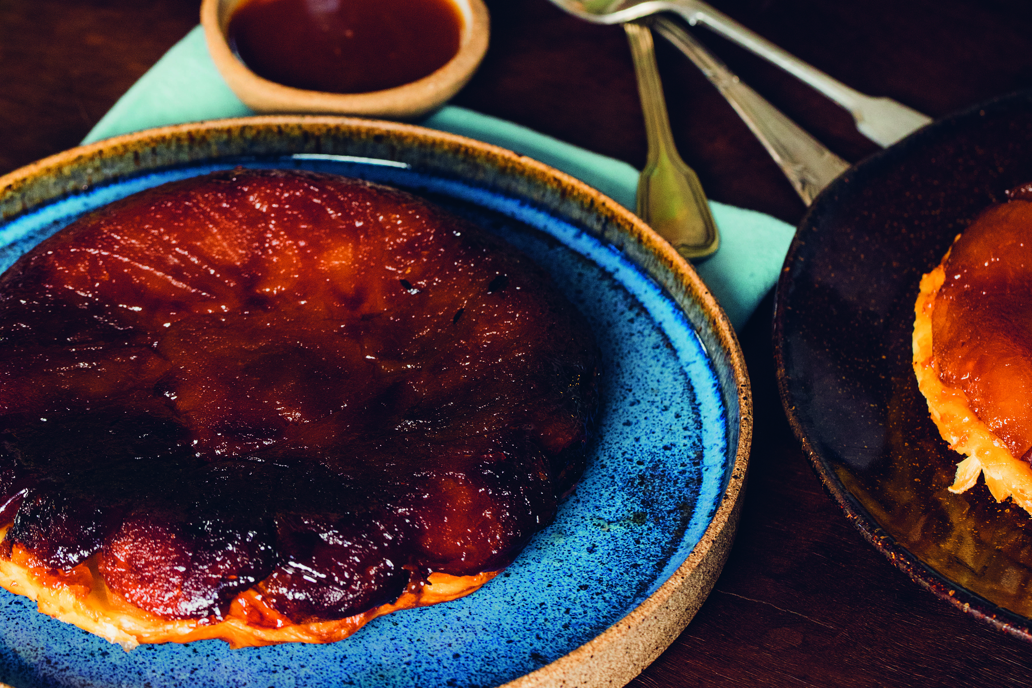 Prato azul e prato marrom, Olaria Paulistana Atelier de Cerâmica; prato branco e bowl, Quintal das Artes; guardanapo, Valencien; talheres, Amoreira