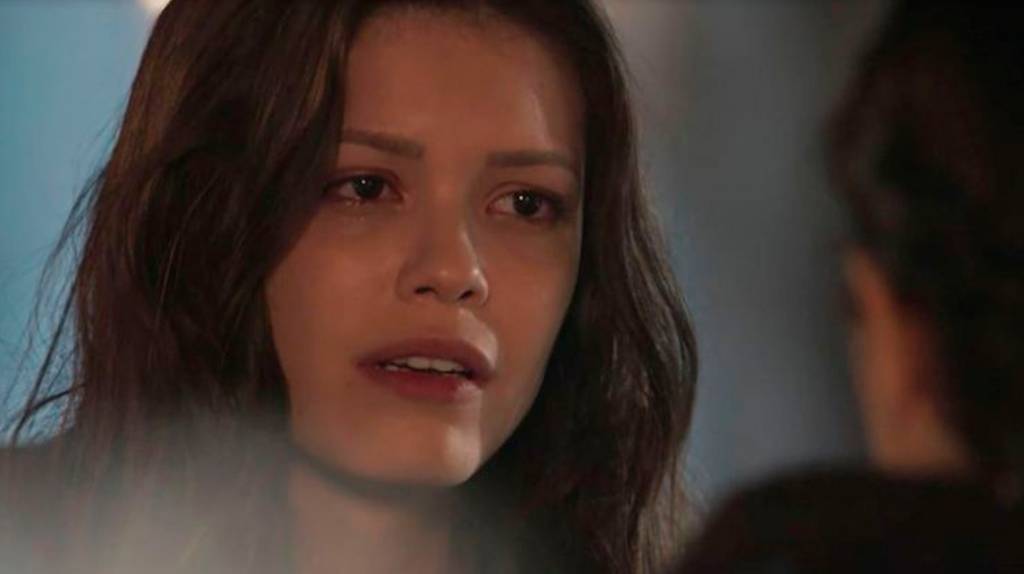 Tempo de Amar: casada, Maria Vitória descobre paradeiro do ex