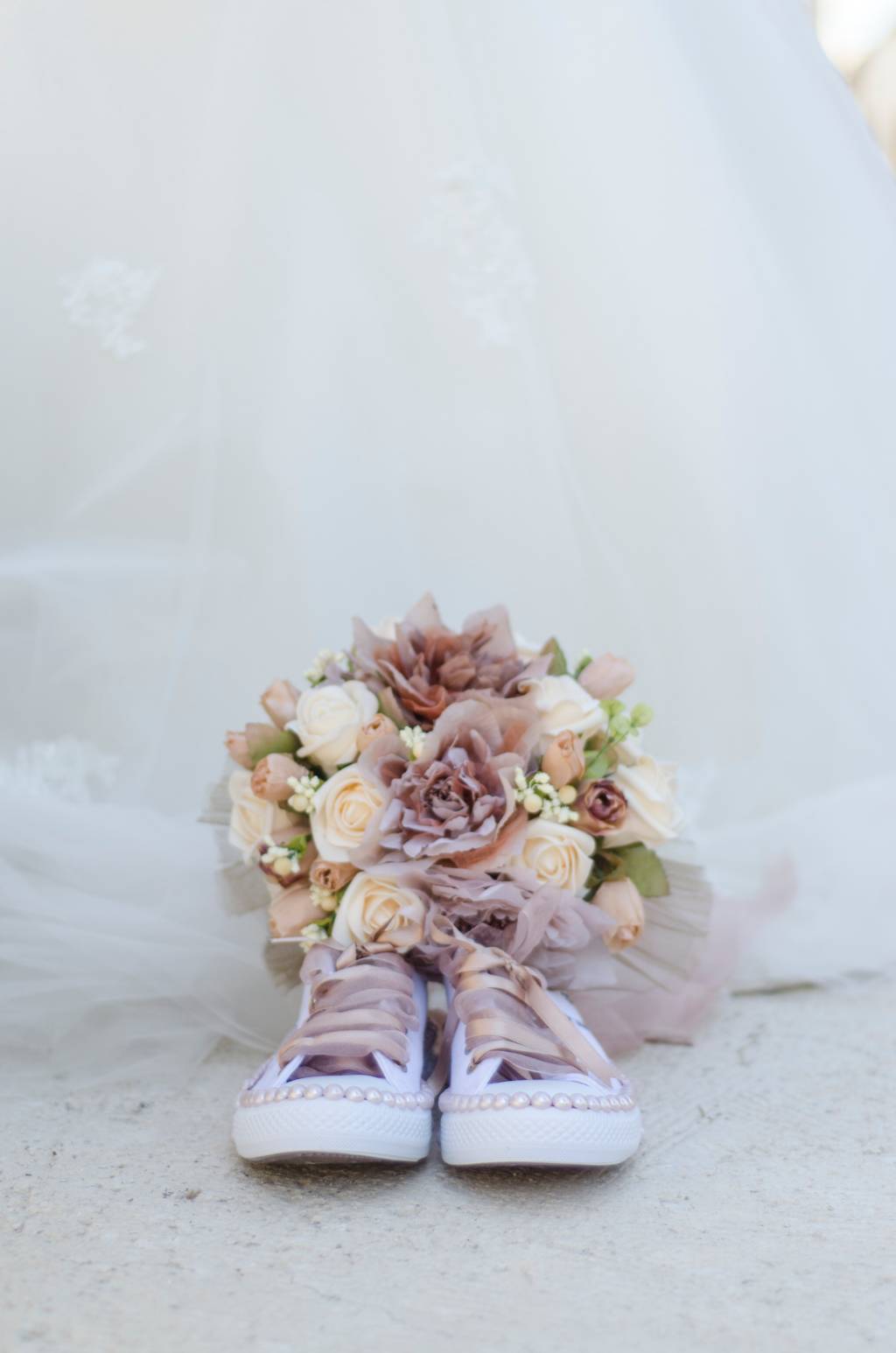 Pode usar tênis com vestido de noiva? wedding bouquet and sneakers