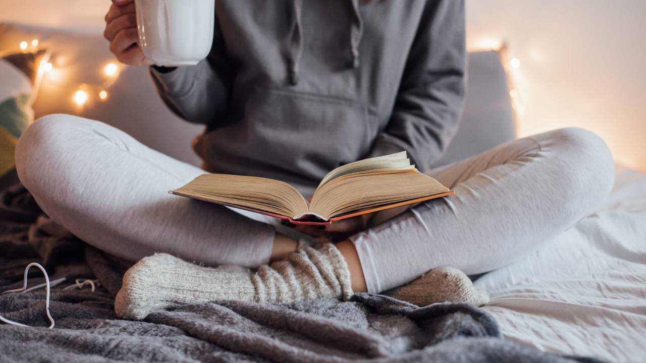 menina lendo livro