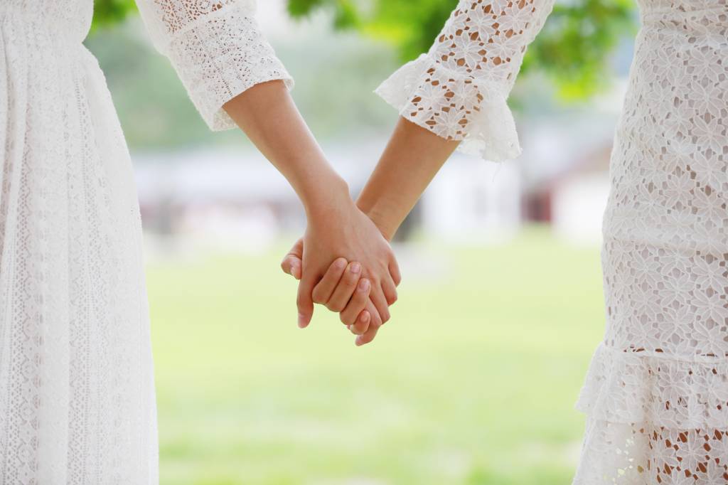 5 anos da regulamentação do casamento LGBT no Brasil: o que mudou? Asian girls holding hands
