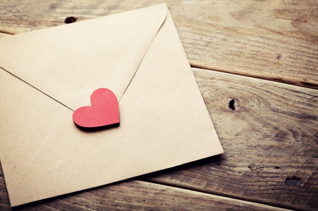 Frases convites de casamento Envelope with red heart for love message on Valentines Day.