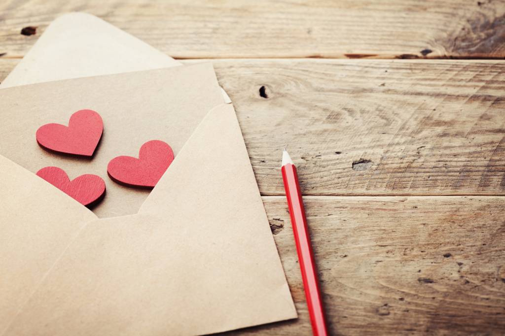 Frases para convite de casamento Envelope or letter and red hearts for Valentines love message.