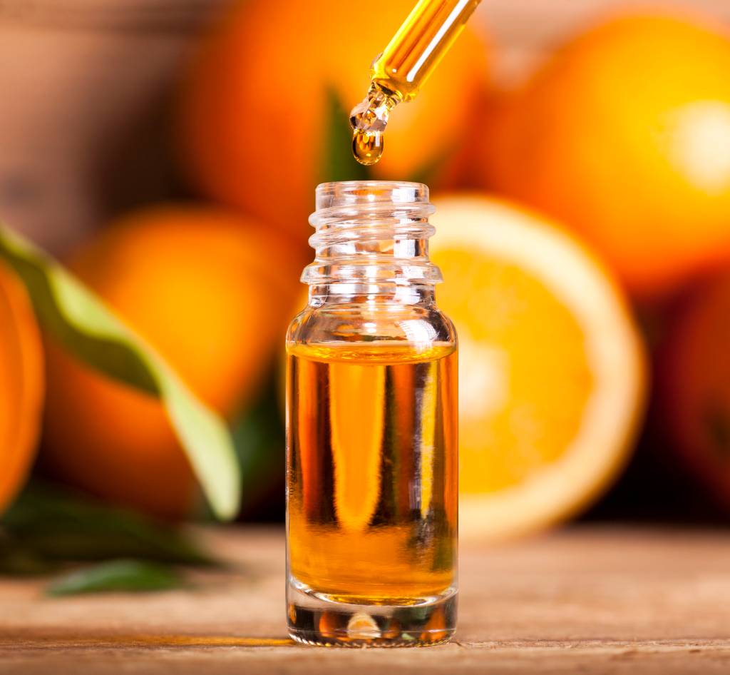 Vitamina C: contamos como e por que o nutriente pode salvar a sua pele Orange Essential Oil