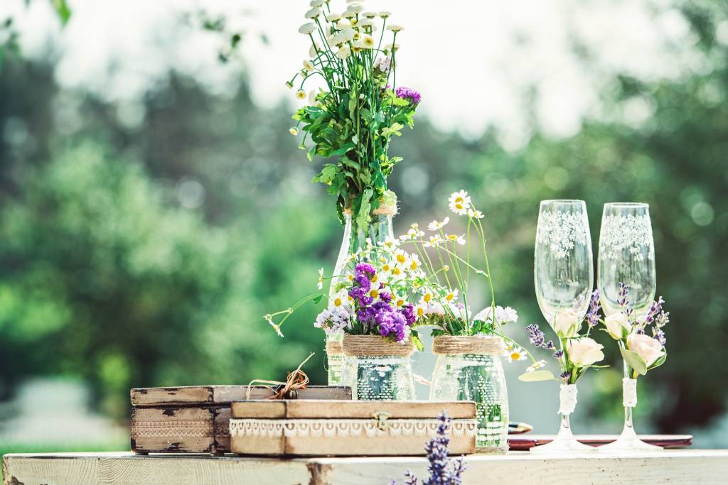 Casamento em casa beautiful vintage wedding ceremony outdoors. Summertime.