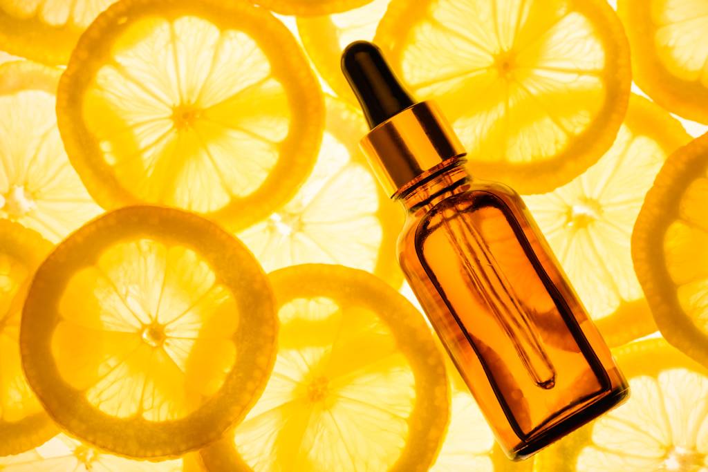 Vitamina C: contamos como e por que o nutriente pode salvar a sua pele Citrus essential oil, vitamin c serum, beauty care aroma therapy.
