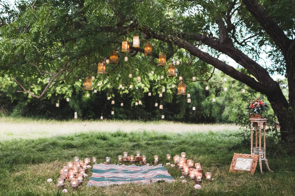 Casamento em casa Evening wedding ceremony with a rug and lot of vintage lamps and candles on big tree. Rustic style