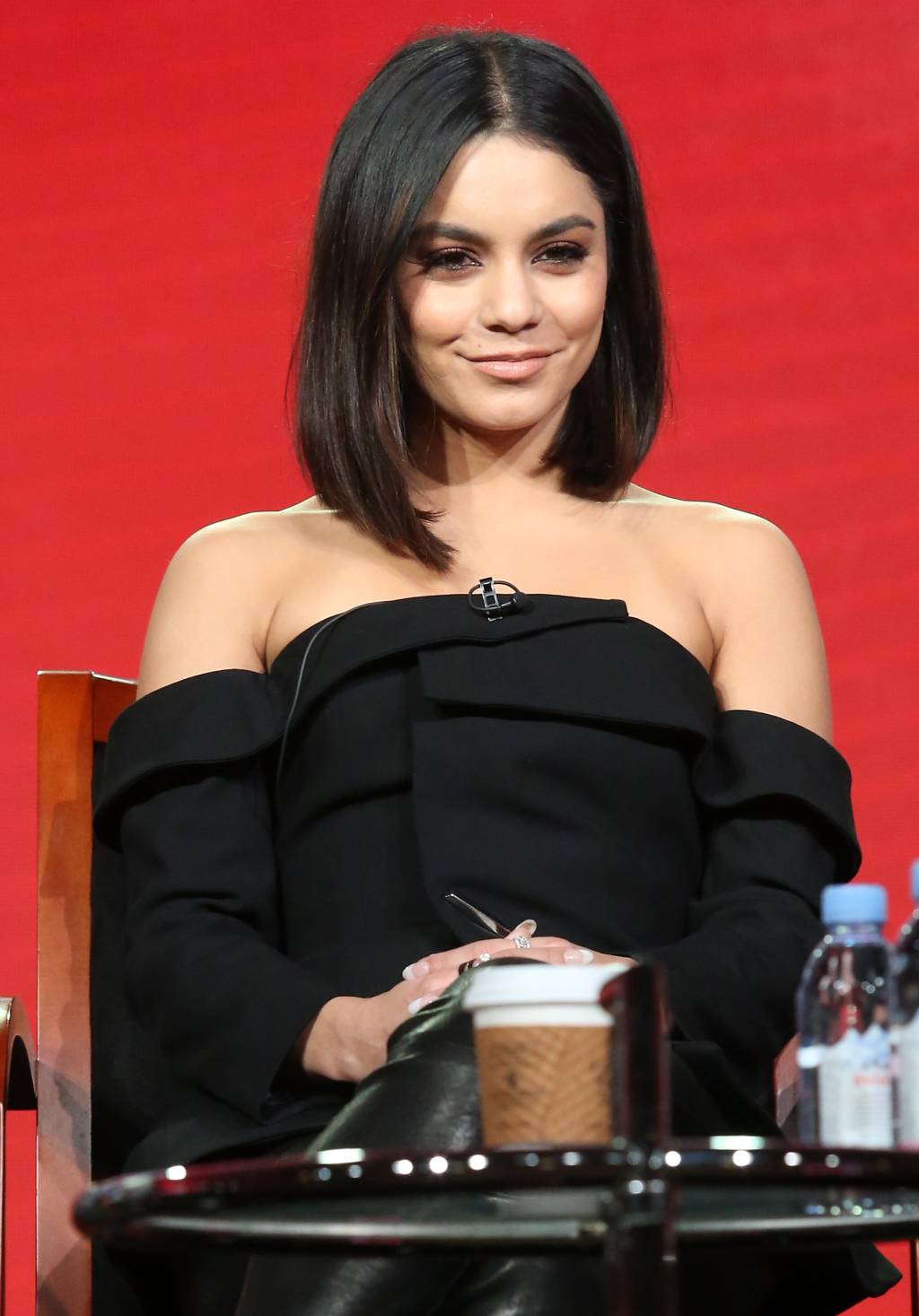 Vanessa Hudgens adota franjinha que muda completamente o visual