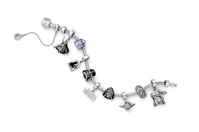 <b>Pulseira com pingentes Star Wars Life by Vivara</b>
A pulseira Life by Vivara, pode ser customizada com os pingentes inspirados no filme <i>Rogue One: Uma História Star Wars</i> e os personagens clássicos da série, como Darth Vader, Yoda e Chewbacca. Pingentes a partir de <b>R$ 130, Vivara</b> <b>Pulseira com pingentes Star Wars Life by Vivara</b>
A pulseira Life by Vivara, pode ser customizada com os pingentes inspirados no filme <i>Rogue One: Uma História Star Wars</i> e os personagens clássicos da série, como Darth Vader, Yoda e Chewbacca. Pingentes a partir de <b>R$ 130, Vivara</b>