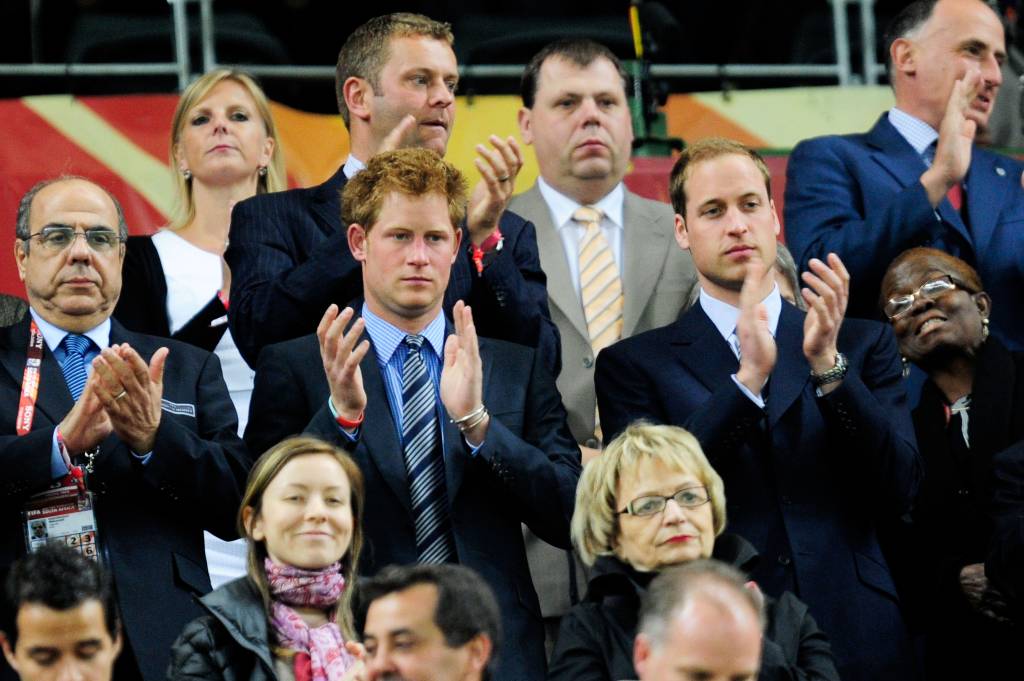 Principe William e Principe Harry assistem Inglaterra e Argelia na Copa do Mundo da Africa do Sul Principe William e Principe Harry assistem Inglaterra e Argelia na Copa do Mundo da Africa do Sul