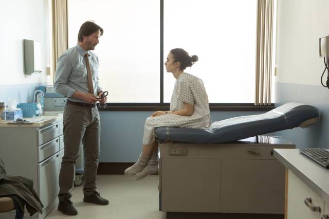 William Beckham (Keanu Reeves) e Ellen (Lily Collins), em “To The Bone”