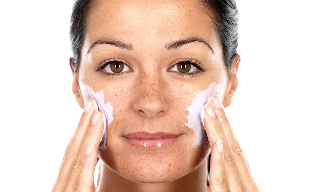 Esfoliação woman-exfoliating-face-skin-1480×885-1