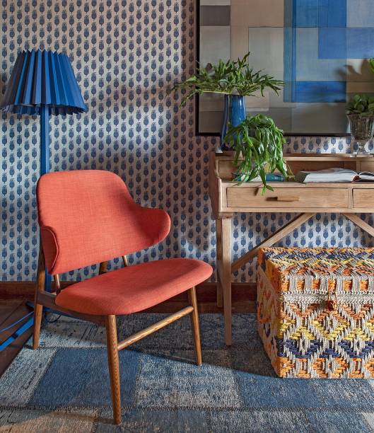 Todo mundo sabe que apostar na base neutra é o truque mais eficaz para decorar sem erro. Na Galeria do Músico, de Patricia Cillo para a Casa Cor Franca 2017, a premissa foi parecida, mas muito mais ousada. "Adotei o azul como base, do mesmo modo que eu faria com um cinza, e, a partir dele, defini as demais cores", explica a arquiteta. Como o fundo eleito é uma tonalidade fria, ela injetou altas doses de calor no projeto com laranja, amarelo e madeira.