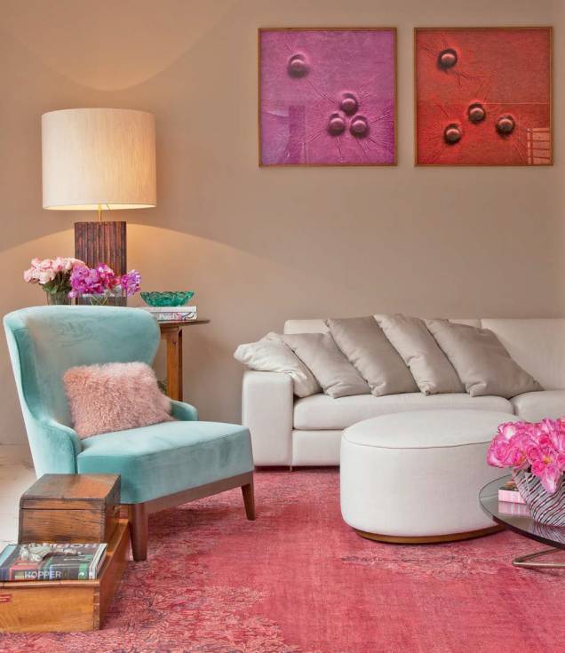 O diálogo entre matizes rebaixados e vibrantes é o destaque na sala da Casa Cosmopolita, projeto da designer de interiores Paola Ribeiro para a Casa Cor SP 2017. "Se a composição fosse só de tonalidades suaves de azul e rosa, o espaço seria frio. Com a introdução do pink e do vermelho vivos, o resultado é uma atmosfera delicada e feminina, mas com calor e alegria", aponta a designer de interiores e especialista em cores Mon Liu. O diálogo entre matizes rebaixados e vibrantes é o destaque na sala da Casa Cosmopolita, projeto da designer de interiores Paola Ribeiro para a Casa Cor SP 2017. "Se a composição fosse só de tonalidades suaves de azul e rosa, o espaço seria frio. Com a introdução do pink e do vermelho vivos, o resultado é uma atmosfera delicada e feminina, mas com calor e alegria", aponta a designer de interiores e especialista em cores Mon Liu.