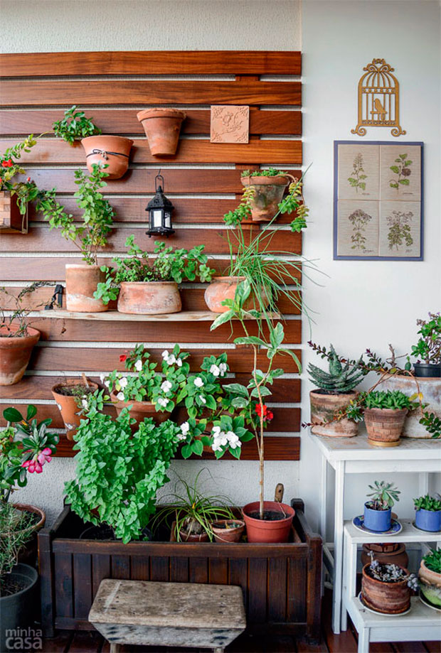 Para montar o jardim vertical, o morador mandou cortar tábuas de ipê, que foram parafusados em uma das laterais do terraço. A aplicação de uma demão de stain ao ano protege a madeira. - a dona do apartamento não gosta de temperos prontos. Por isso plantou mudas de cebolinha, manjericão e hortelã, entre outras ervas. Para montar o jardim vertical, o morador mandou cortar tábuas de ipê, que foram parafusados em uma das laterais do terraço. A aplicação de uma demão de stain ao ano protege a madeira. - a dona do apartamento não gosta de temperos prontos. Por isso plantou mudas de cebolinha, manjericão e hortelã, entre outras ervas.