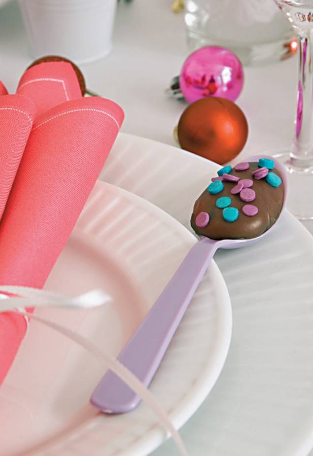 A receita do brigadeiro é a de sempre, mas que tal inovar na apresentação do doce? Colheres de plástico fazem bonito quando incrementadas com confeitos, alegria para os olhos e o paladar de crianças e adultos. A receita do brigadeiro é a de sempre, mas que tal inovar na apresentação do doce? Colheres de plástico fazem bonito quando incrementadas com confeitos, alegria para os olhos e o paladar de crianças e adultos.
