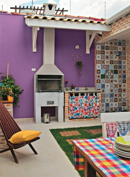 O muro atrás da churrasqueira revela o mesmo tom alegre do jardim da frente. Um mosaico de azulejos dentro da paleta azul protege a parede onde foi instalado um chuveirão. O colorido se completa com a cortininha sob a pia. Projeto da designer de interiores <span>Ana Maria Mouawad Queiroga.</span> O muro atrás da churrasqueira revela o mesmo tom alegre do jardim da frente. Um mosaico de azulejos dentro da paleta azul protege a parede onde foi instalado um chuveirão. O colorido se completa com a cortininha sob a pia. Projeto da designer de interiores <span>Ana Maria Mouawad Queiroga.</span>