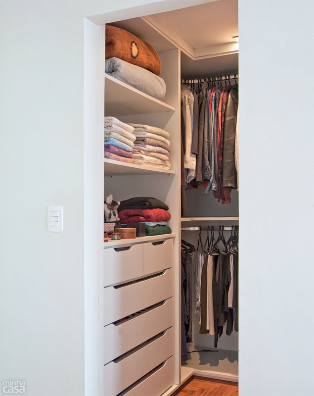 Para o closet, a designer de interiores não viu a necessidade de instalar uma porta, que só roubaria espaço do compartimento já enxuto, com 1,85 x 1,85 m. A estrutura em U, de MDF branco, inclui prateleiras, cabideiros e gavetas. Closet: de MDF branco, feito sob medida. Projeto <span>da designer de interiores Patrícia Ribeiro, do escritório Ribeiro Grober.</span> Para o closet, a designer de interiores não viu a necessidade de instalar uma porta, que só roubaria espaço do compartimento já enxuto, com 1,85 x 1,85 m. A estrutura em U, de MDF branco, inclui prateleiras, cabideiros e gavetas. Closet: de MDF branco, feito sob medida. Projeto <span>da designer de interiores Patrícia Ribeiro, do escritório Ribeiro Grober.</span>