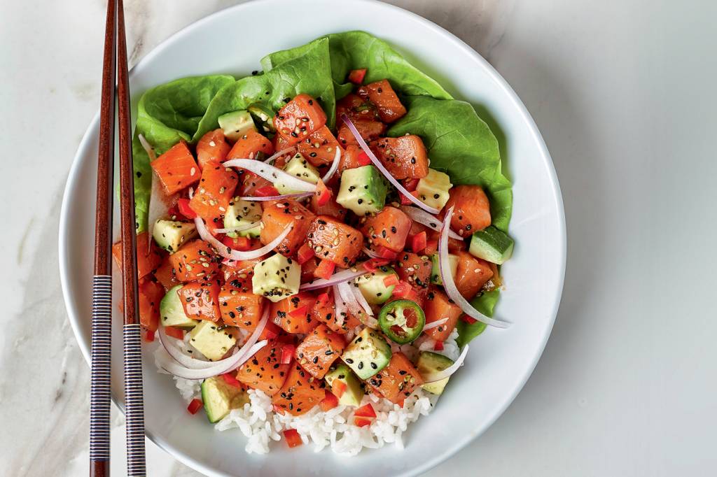 Poke de salmão com abacate Poke