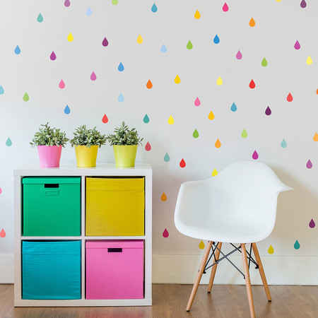 Adesivo Gotas Coloridas, de vinil. Decohouse, R$ 69,90 a cartela com 66 unidades. Adesivo Gotas Coloridas, de vinil. Decohouse, R$ 69,90 a cartela com 66 unidades.