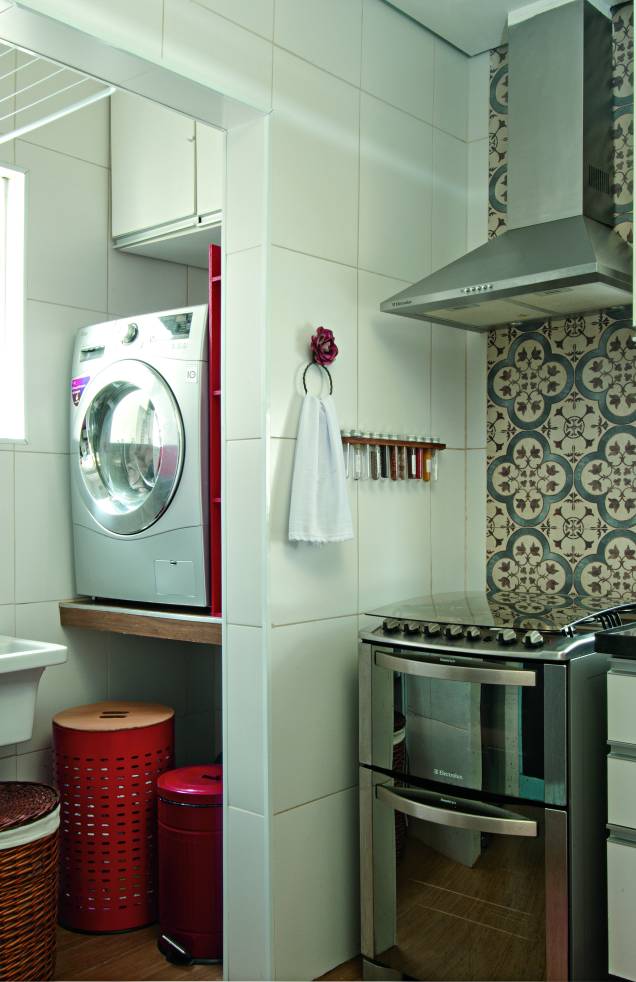 <span>No piso, o porcelanato que imita madeira (Canela Dourada Natural AC, 1,20 x 0,20 m, da Portobello. C&C) traz aconchego à cozinha. Nas paredes junto à pia e atrás do fogão, a cerâmica com visual de ladrilho hidráulico (Ladrilho Mediterrâneo AC, 60 x 60 cm, da Ceusa. Leroy Merlin) confere charme ao pedaço. Projeto da arquiteta Isabel Amorim</span> <span>No piso, o porcelanato que imita madeira (Canela Dourada Natural AC, 1,20 x 0,20 m, da Portobello. C&C) traz aconchego à cozinha. Nas paredes junto à pia e atrás do fogão, a cerâmica com visual de ladrilho hidráulico (Ladrilho Mediterrâneo AC, 60 x 60 cm, da Ceusa. Leroy Merlin) confere charme ao pedaço. Projeto da arquiteta Isabel Amorim</span>